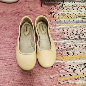 Minnetonka Anna ballet flat in light pink leather